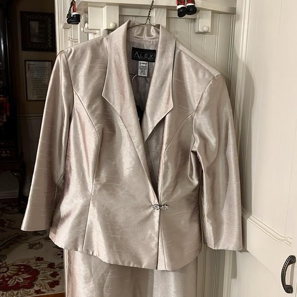 Mother of the Bride/Groom Suit - Picture 2 of 10